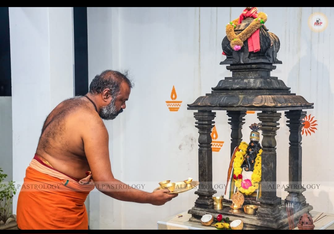 சென்னை, பெருங்களத்தூர்,  ALP அலுவலகத்தில்,  ஐயா அவர்கள், ஸ்தாபித்து, வழிபட்டு வரும்,  ஸ்ரீ விநாயகரின் திரு உருவச் சிலை.